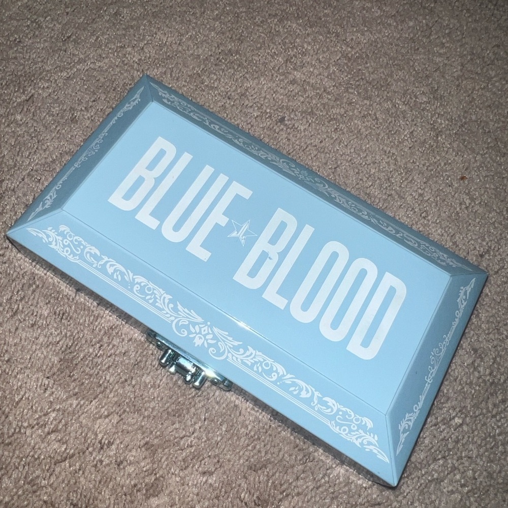 Jeffree star blue blood palette